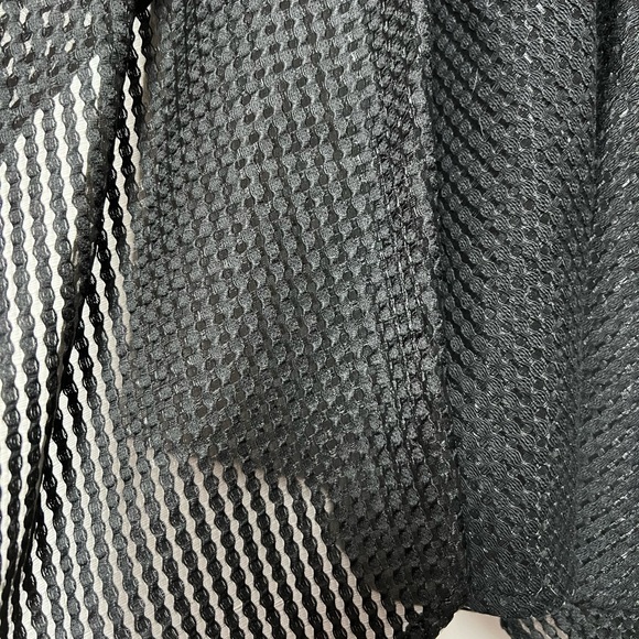 Hiraeth black skirt with zip close. A bit of a mesh overlay and lined No stretch - Picture 3 of 5